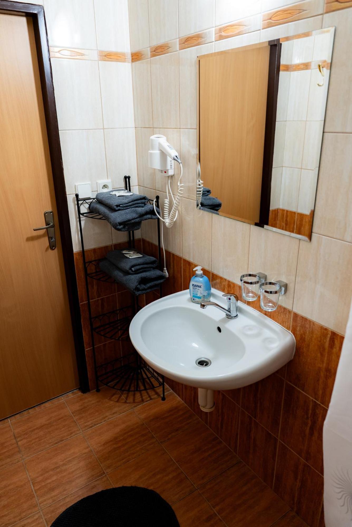 Hotel Cementar ฮรานิเซ ภายนอก รูปภาพ