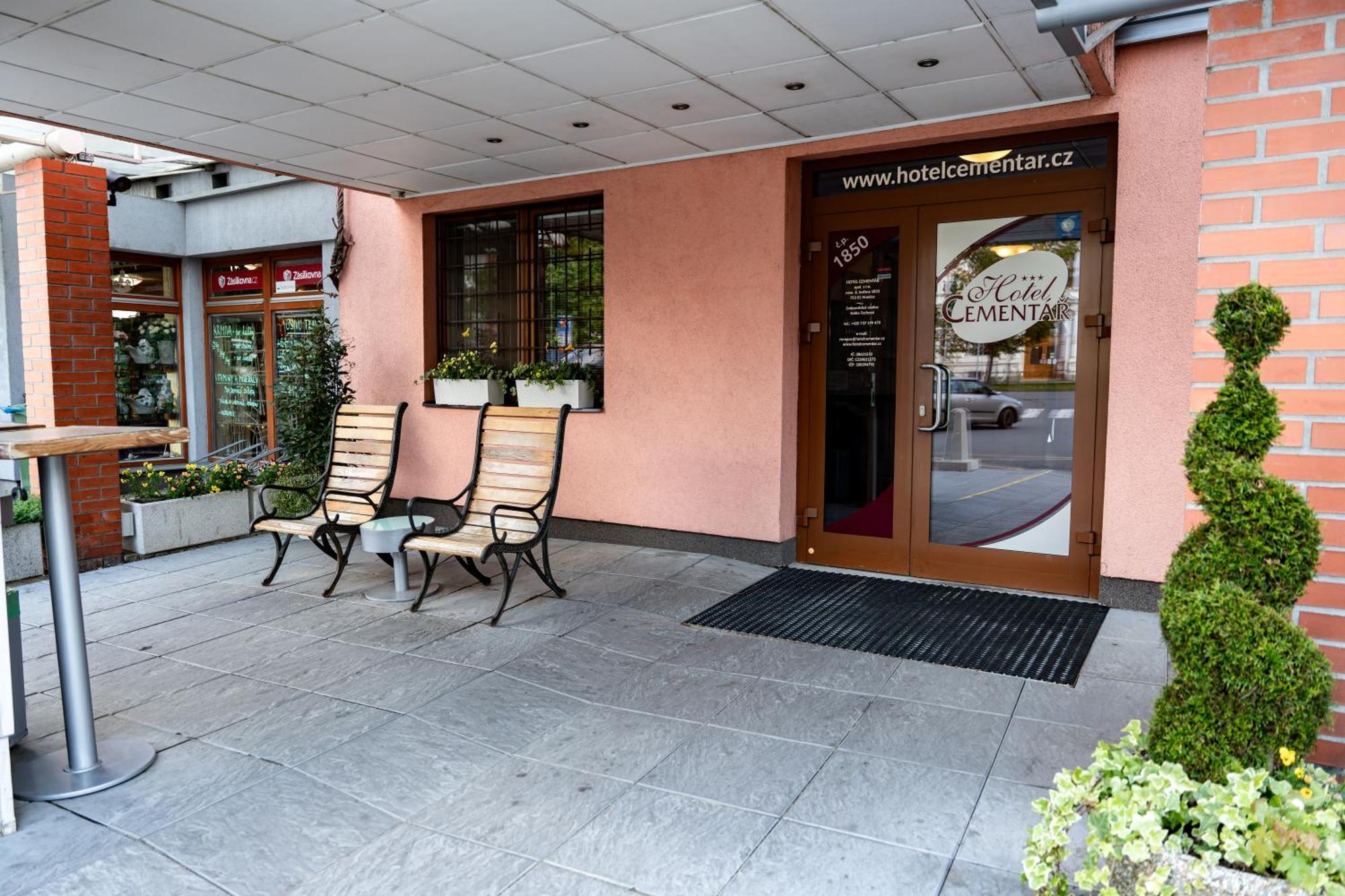 Hotel Cementar ฮรานิเซ ภายนอก รูปภาพ